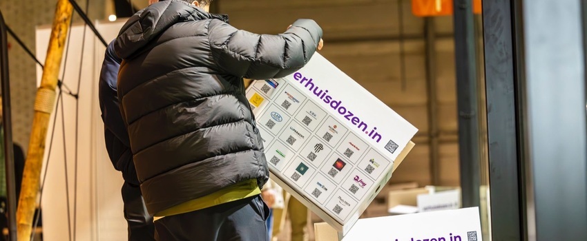 Lokale ondernemers partners bekijken de verhuisdozen waar ze aan mee hebben gewerkt